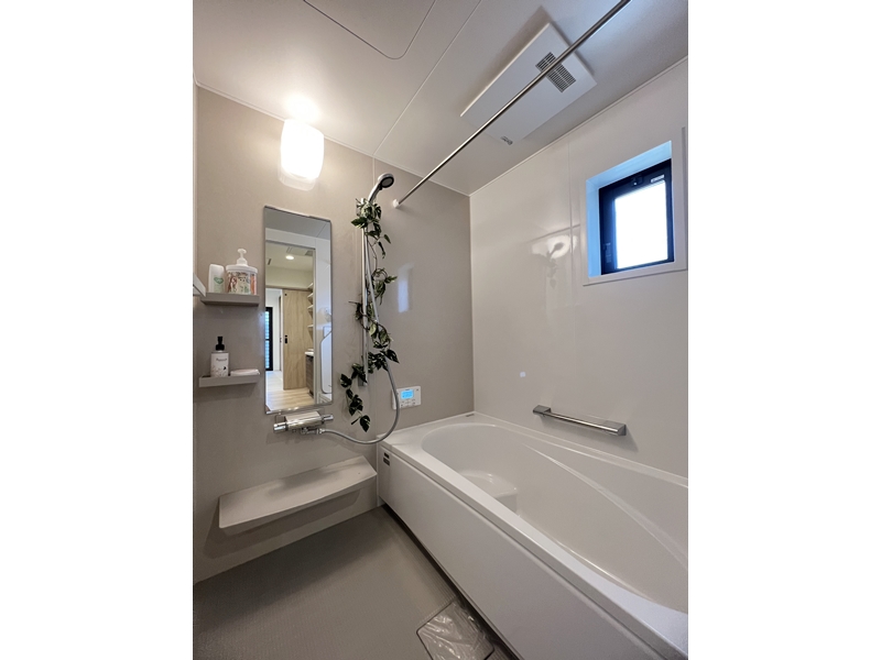 4号地　浴室はマグネットパネルになっており、流行りの浮かせる収納もできます！
